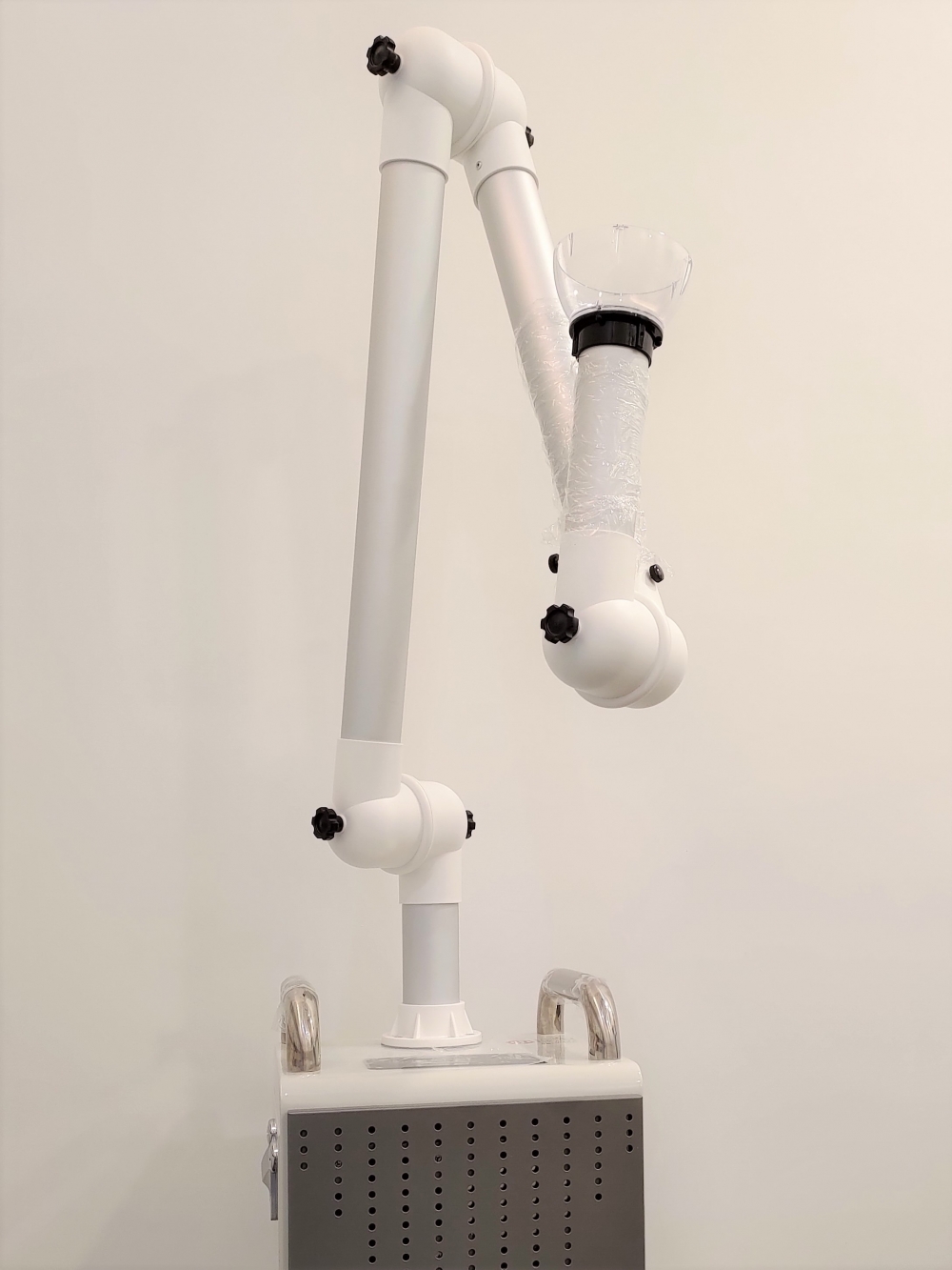 治療過程中難免有水霧、粉塵產生，橙星在意感染控制，所有診間均配備醫療級診間吸塵器，讓我們一起跟灰頭土臉的看診經驗說再見!!